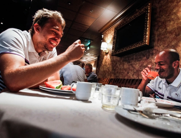 KELLO 5.53 Aleksandr Kokkoa ja Nicholas Otarua naurattaa aamupalapöydässä. Aikataulut ovat selvästi eurotasolla, Otaru nauraa. 