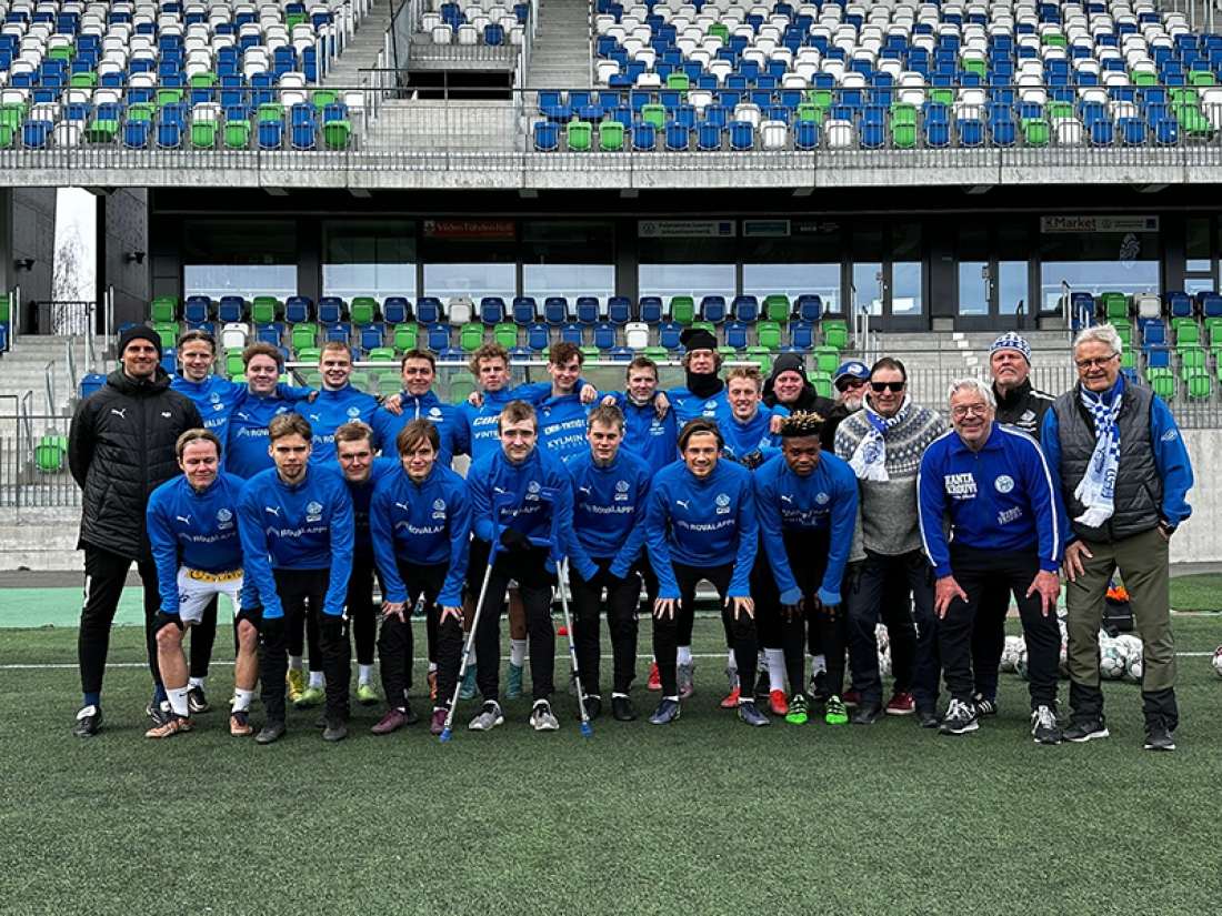 Seuralegendat Jarmo Ilola, Matti Hämäläinen, Raimo Paldanius ja Ari Matinlassi kävivät tervehtimässä nykyisen edustusjoukkueen pelaajia Keskuskentällä.