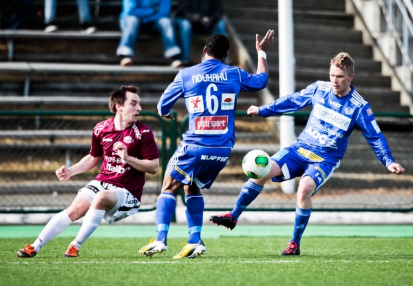 Rovaniemelle muuttava Mika Mäkitalo (vas.) taisteli viime kesänä FC Lahden paidassa pallosta RoPS:n Tuomo Könösen kanssa.