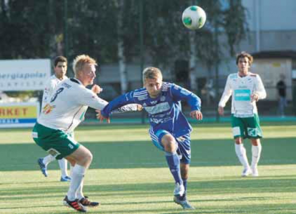 VAIKEA VASTUSTAJA. RoPSin Aleksandr Kokko ei onnistunut maalinteossa sunnuntaina, kun IFK Mariehamn kävi Rovaniemellä liigaottelussa. Jani Lyyski (8) teki vieraiden avausmaalin. 