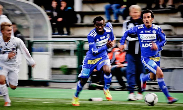 Emenike Uchenna Mbachu ja Jose Manuel Rivera juoksevat Hämeenlinnan puolustuksen ohi. 