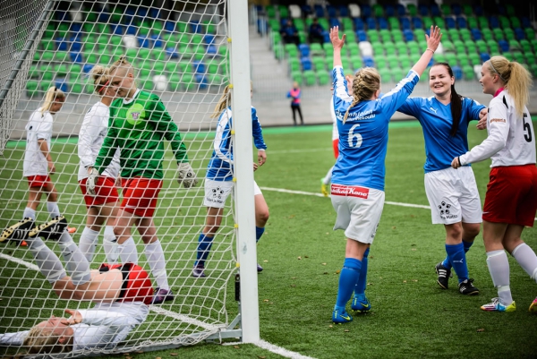 Kahdesti osunut Janette Sieppi (6) juhlii 3-0 -maalia, jonka hän survoi Viikinkien verkkoon kulmapotkun jälkitilanteesta. Onnittelemaan tulossa Anna Lehtonen.