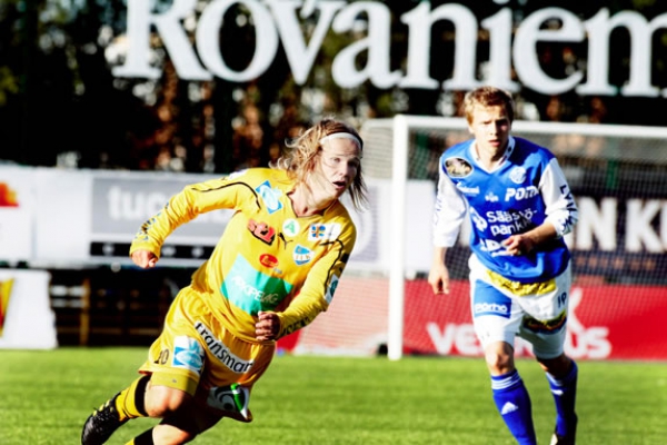 RoPSin Janne Turpeenniemi seuraa IFK:n Petteri Forsellin työskentelyä. Forsell teki jalkapallon liigahistorian 10000. maalin.