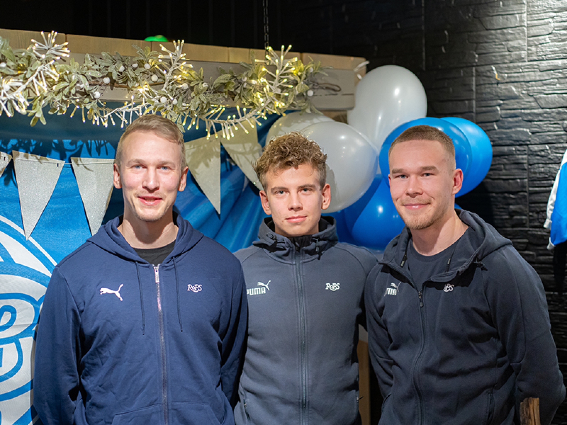 Simo Roihan, Aapo Savolaisen ja Tomas Varhin jatkosopimukset julkistettiin RoPS Community Kick Off-tilaisuudessa. Kuva: Jussi Sirviö.