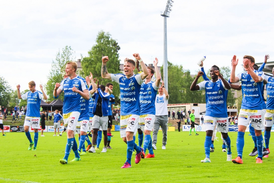RoPSin pelaajat kävivät ottelun jälkeen kiittämässä kannattajiaan, joita oli tullut runsaasti Sauvosaareen seuraamaan Lapin derbyä. (Kuva: Oona Sarajärvi)