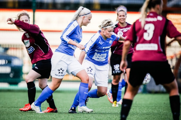 RoPSin maalipyssyt Julia Heino (vas.) ja Liisa-Maija Rautio hämmentävät FC Unitedin puolustuksessa.