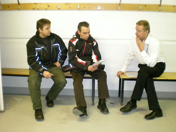 Ali Virtanen ja Markus Koivuniemi E10 -joukkueesta ja Matti Ruoho RoPS:n nuorisojaoksesta pohtimassa jalkapallon perusasioita kymmenvuotiaan näkökulmasta.