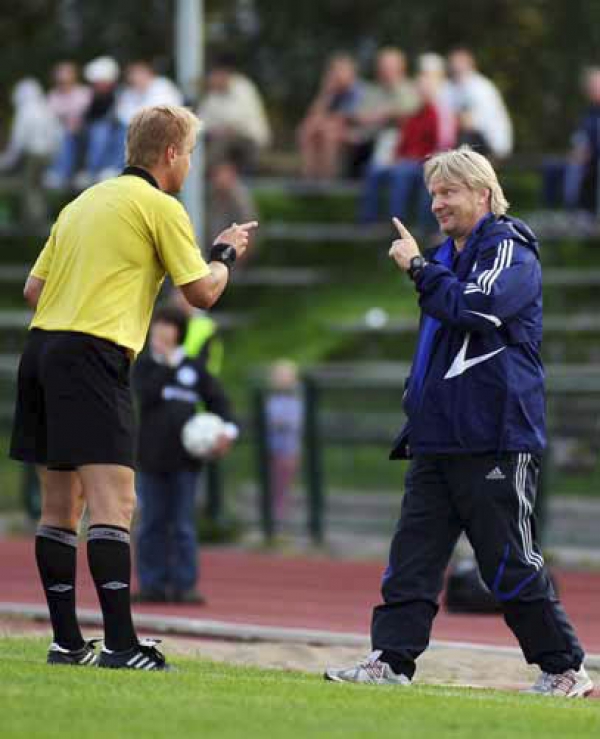 Keskuskenttä on Kari Virtaselle tuttu paikka aiemmilta pelaaja- ja valmentajavuosilta. Elokuussa 2007 mies otti nokkapokkaa erotuomarin kanssa. 