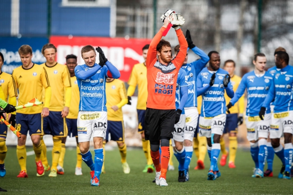 Rovaniemen Palloseuran pelaajat tervehtivät kotiyleisöään ennen liigacupin finaalin alkua viime huhtikuussa. Vastassa Rovaniemen keskuskentällä oli Helsingin Jalkapalloklubi.