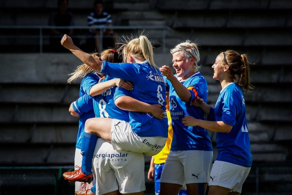 Rankkarista 3-0 tehnyttä Laura Jantusta (8) onnittelemassa pilkun hankkinut Janette Sieppi, kapteeni Liisa-Maija Rautio sekä Sara Stewart.