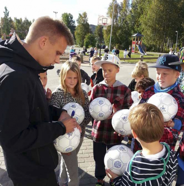 NIMMARI PALLOON. Saaren koulun luokat saivat palloihinsa RoPSin Antti Peuran nimikirjoituksen.