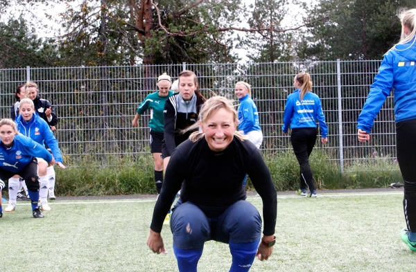 Tanja Poutiainen kyykkäsi ensi kerran Rovaniemen Palloseuran naisjoukkueen harjoituksissa torstai-iltana Santasportin kentällä Ounasvaaralla. 