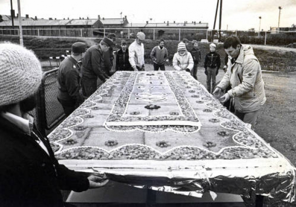 RoPSin ensimmäisen pääsarjanousun kunniaksi 1980 syötiin näin muhkea kakku. Pelissä oli yleisöä 4500.