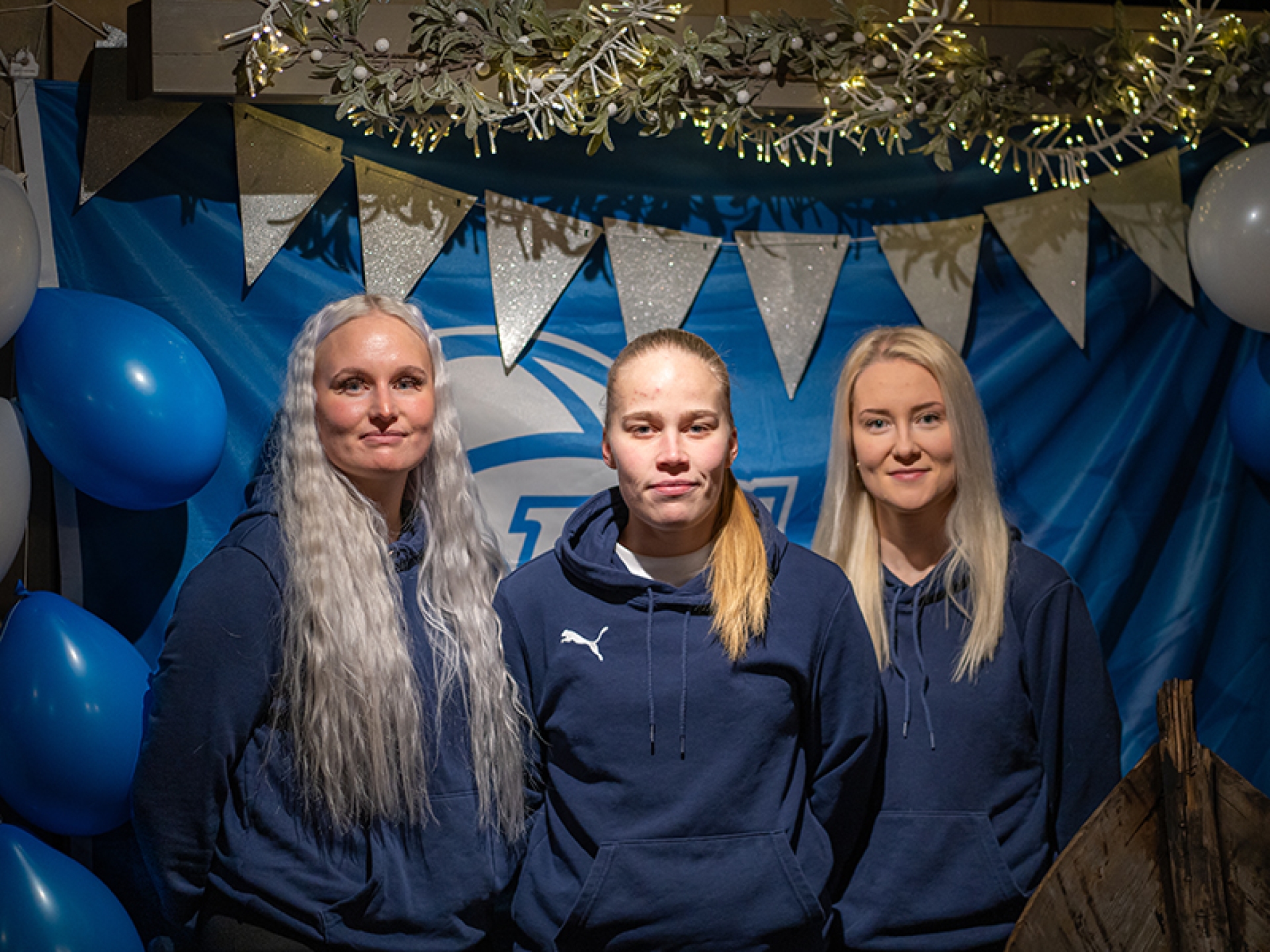 Julia Heino, Kia Voutilainen ja Hulda Kuustie osallistuivat kauden 2024 starttitapahtumaan eli RoPS Community Kick Offiin. Kuva: Jussi Sirviö.