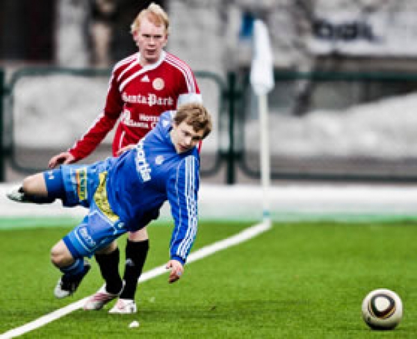 RoPS:n Janne Turpeenniemi ja FC Santa Clausin Tomi Hartikainen (takana) vääntävät pallosta.