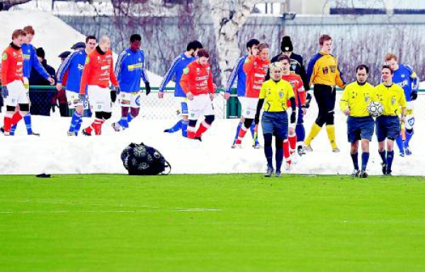 RoPS ja Umeå FC marssivat keskuskentälle harjoitusotteluun. Rovaniemen jalkapallokausi ulkona alkoi poikkeuksellisen varhain kun lämmitettävä keinonurmi haihdutti viimeisetkin lumet. Kenttä aviitettiin käyttökuntoon osin myös lumitöillä.