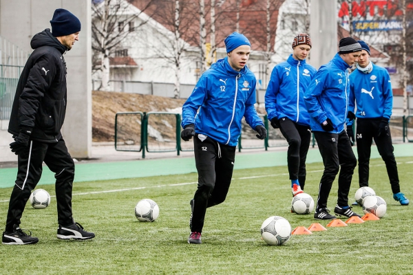 Rovaniemen Palloseuran B-poikien valmentajalla Jari Alamäellä (vas.) on komennossaan lupaava ryhmä.