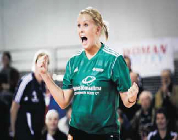 HYVÄ HENKI NÄKYY KATSOMOON. Woman Volleyn lentopalloilija Tanja Körkkö myöntää, että lento- ja jalkapallossa on paljon samaa. Molemmat vaativat pelisilmää ja joukkuehenkeä.