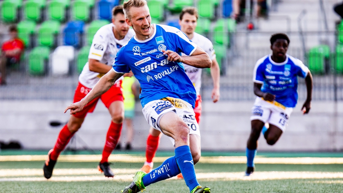 Rovaniemen Palloseura taisteli voiton FF Jarosta. Kauden erikoisimmassa ottelussa heiluivat kortit ja maaliverkot.