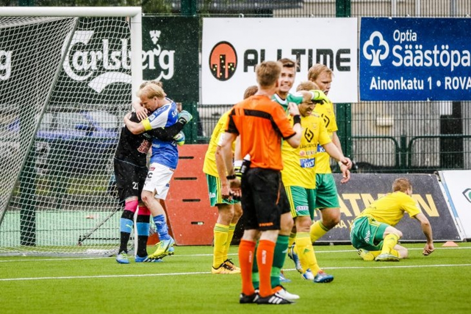 RoPS-kapteeni Ville Saxman kiittää kun Ricardo torjui Jonne Hjelmin läpiajon pelin loppupuolella.