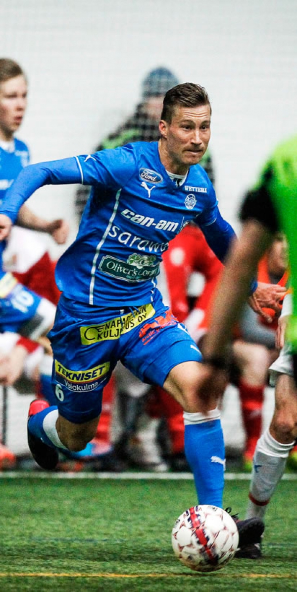 Rovaniemen Palloseuran Juha Pirinen kolisutteli hänkin maalipuita Liigacupin avauksessa Vaasan Palloseuraa vastaan.