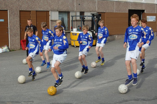 RoPS c-juniorit ovat yhdistäneet harjoittelussa musiikin ja jalkapallon näyttäväksi Sambafudis –esitykseksi. Monimuotoisen harjoittelun avulla tavoitellaan Pohjois-Suomen mestaruutta lauantaina.