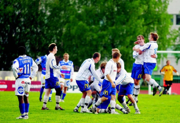 RoPSin tie nousi pystyyn Suomen cupin 6. kierroksella. Ottelu päättyi Warkaus JK:n pelaajien villiin voitontanssiin.