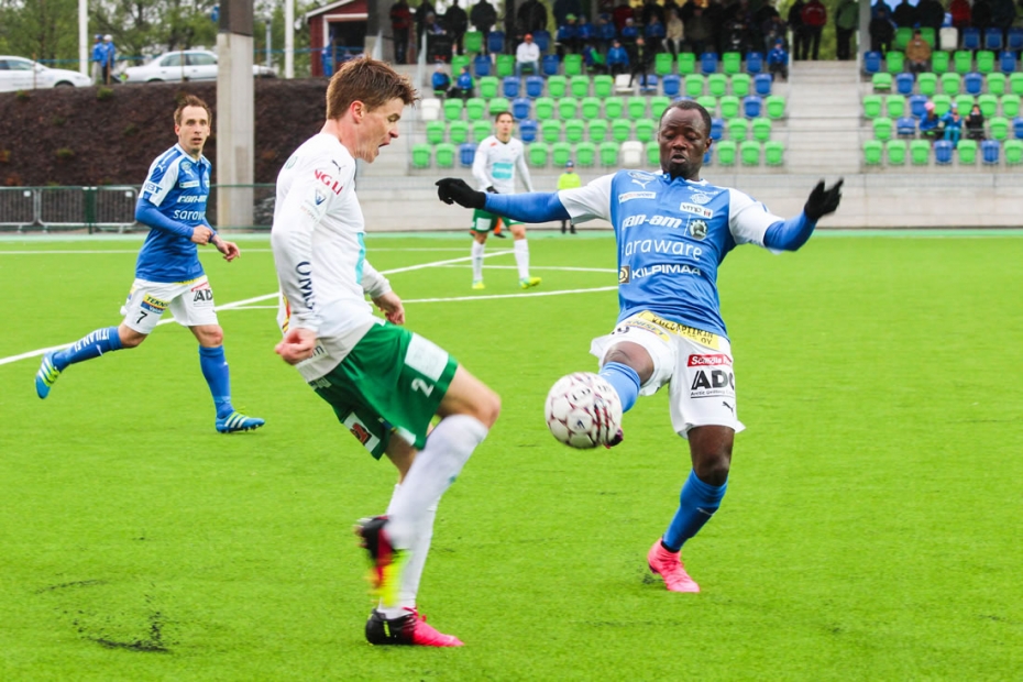 RoPSin hyökkääjä Ransford Osei tavoittelee palloa, vastassa IFK Mariehamnin Albin Granlund.