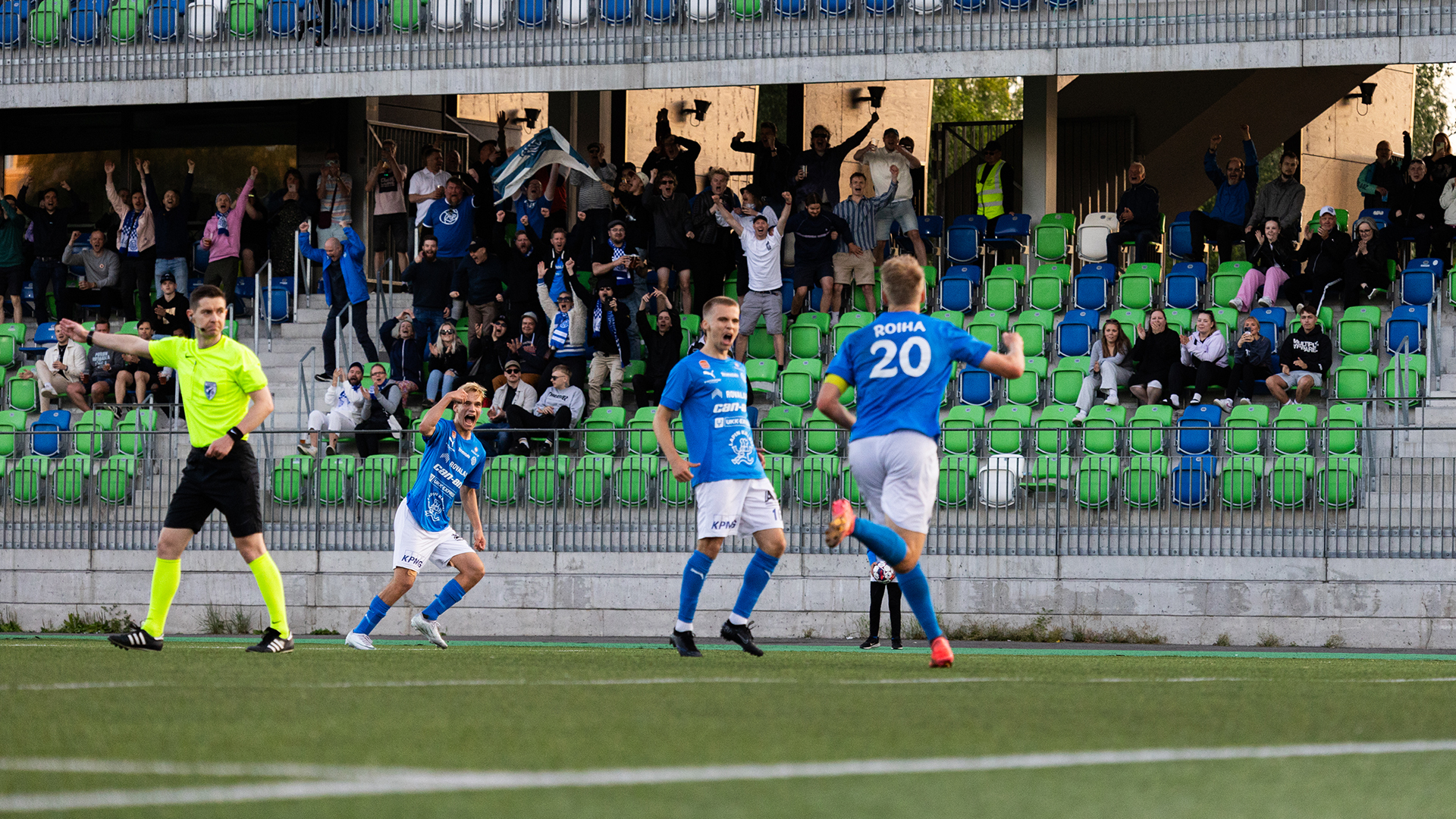 Miesten edustusjoukkueen pelaajat tuulettavat Rovaniemen keskuskentällä.