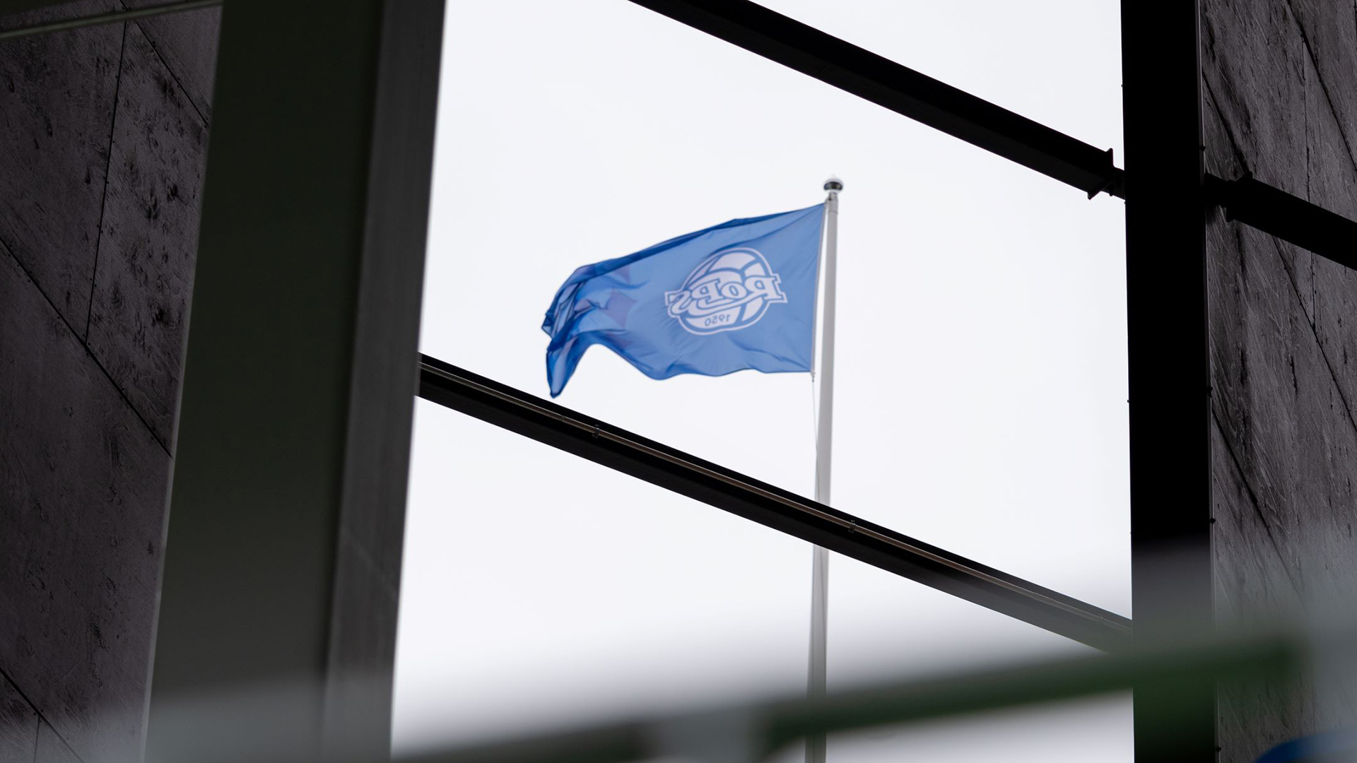 RoPS:n lippu liehuu lipputangossa.